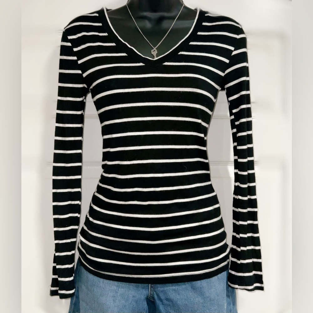 Women’s black and white stripe long sleeve fitted v-neck tee.  Size S